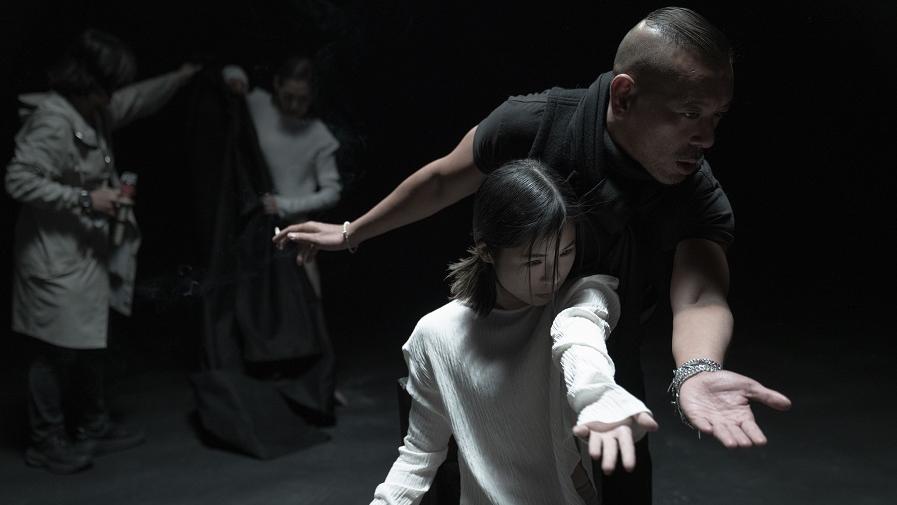 麥浚龍執導新歌MV  王嘉儀抵冷拍落海戲