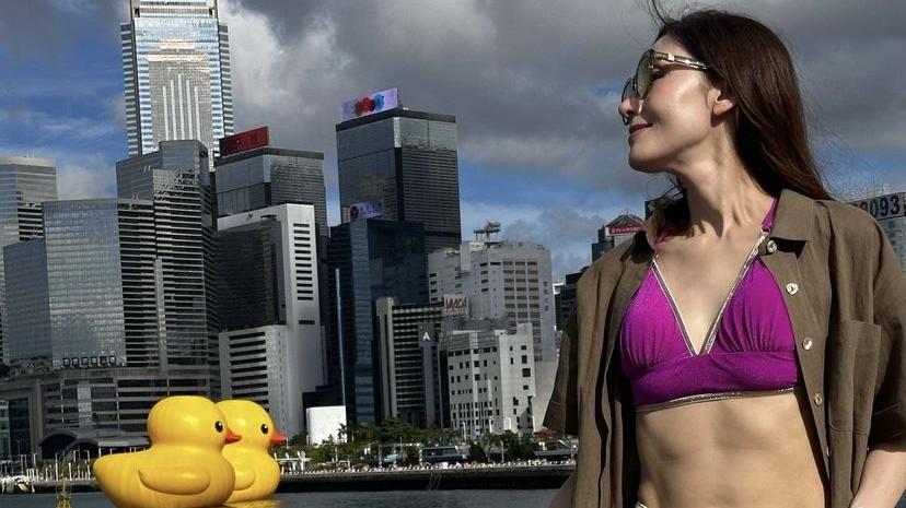 李嘉欣着Bra top與黃鴨合照  大騷幼腰兼馬甲線勁吸晴