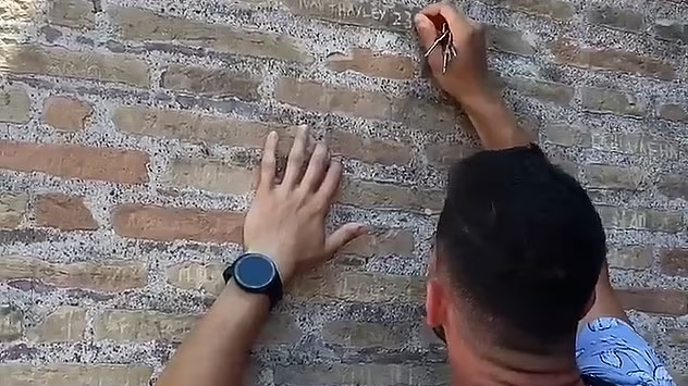 某國青年羅馬鬥獸場古跡刻上「到此一遊」意大利舉國憤怒(有片)