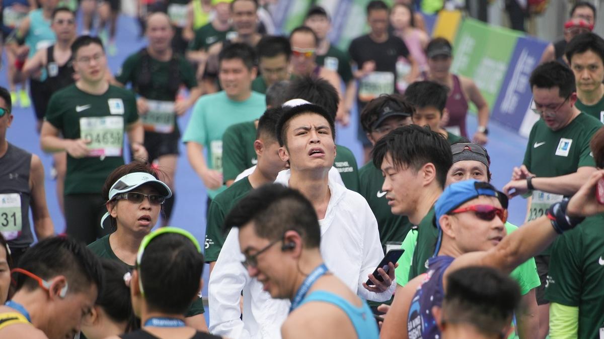 未有報名的劉馬車(白外套者)，今年初渣打馬拉松期間一直沿賽道跑到終點。(資料圖片／李睿哲攝)