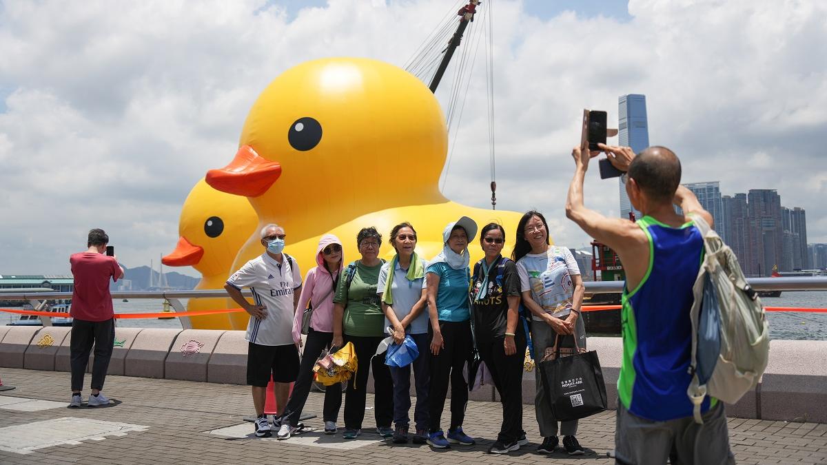 為期一周多的展覽期間有不少人與黃鴨「打卡」。(資料圖片／李睿哲攝)