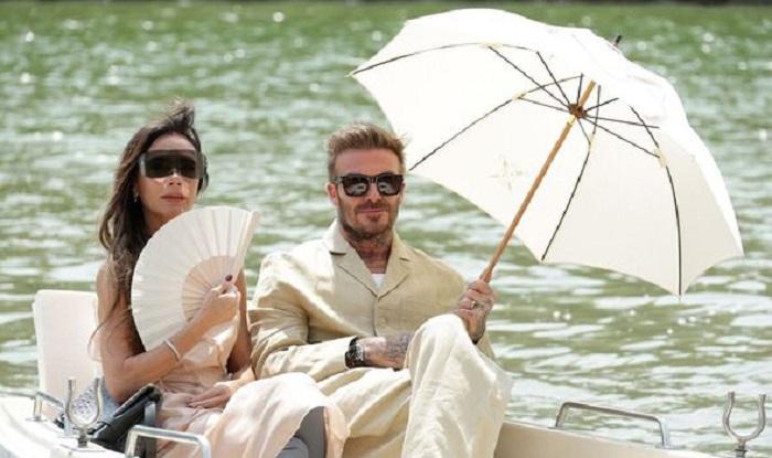 碧咸夫婦坐白色小船河上睇裝騷