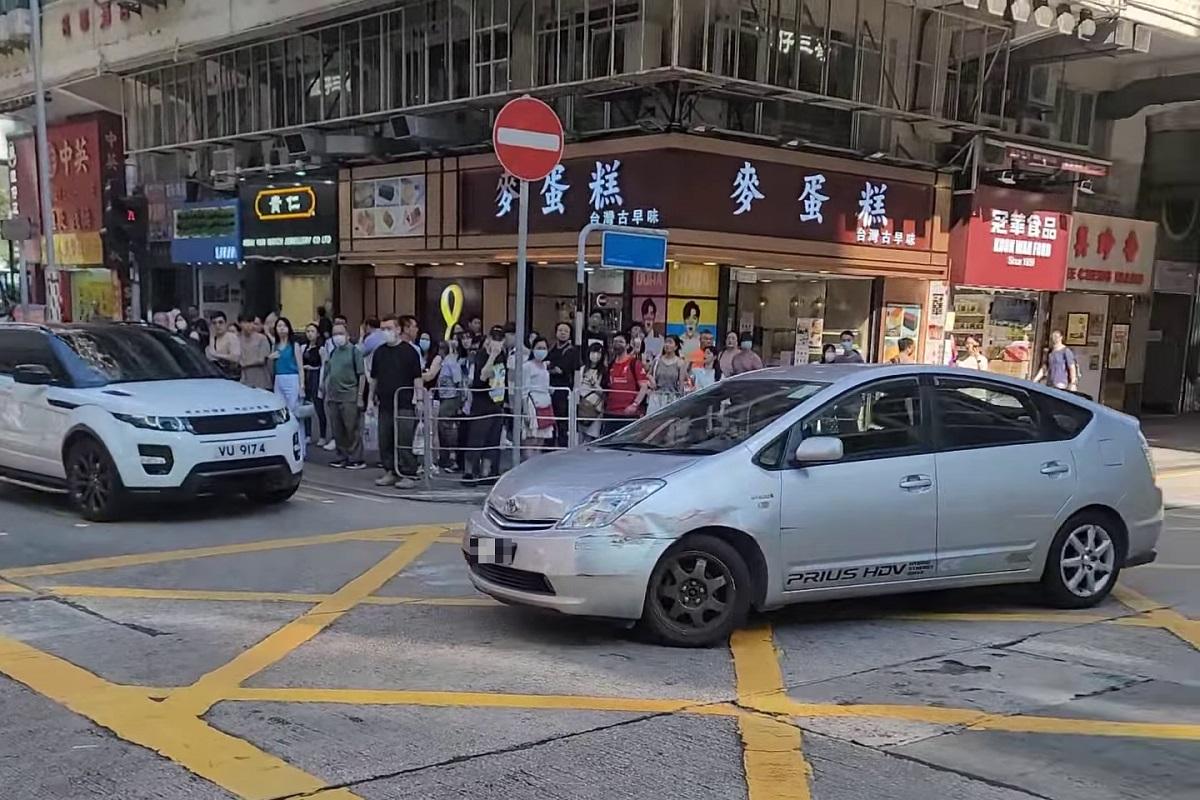 私家車擬逆線轉入登打士街不果，倒後返回彌敦道時仍然逆線。(網民梁銘球@FB群組「車cam L（香港群組）」)