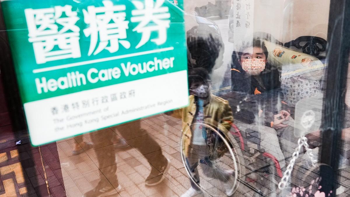 政府會積極研究擴大醫療券在內地的使用範圍。(資料圖片／李睿哲攝)