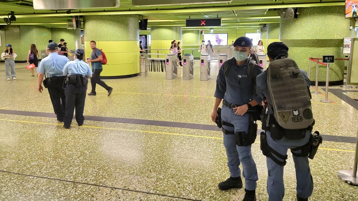 港鐵灣仔站昨日有人打開列車的緊急出口斜道，警方事後到場處理和調查。(資料圖片／鍾式明攝)