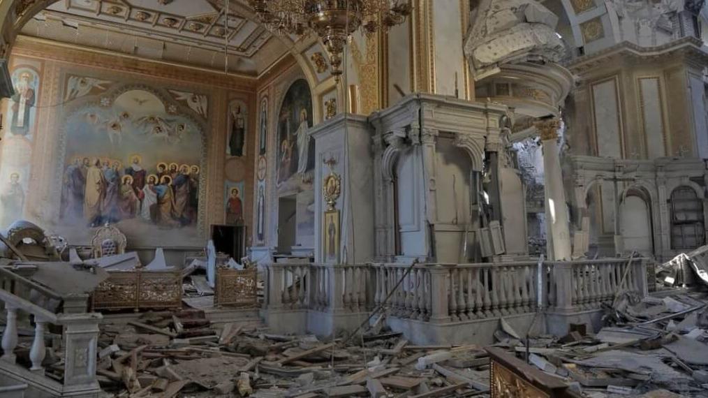 俄軍的導彈攻擊催毀歷史悠久的主顯聖容大教堂，引發眾怒。(路透社)