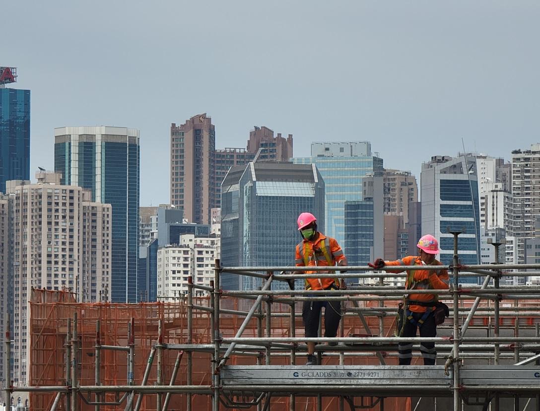 政府在6月中旬宣佈行業輸入勞工計劃，其中建造業輸入勞工配額上限為12,000人。