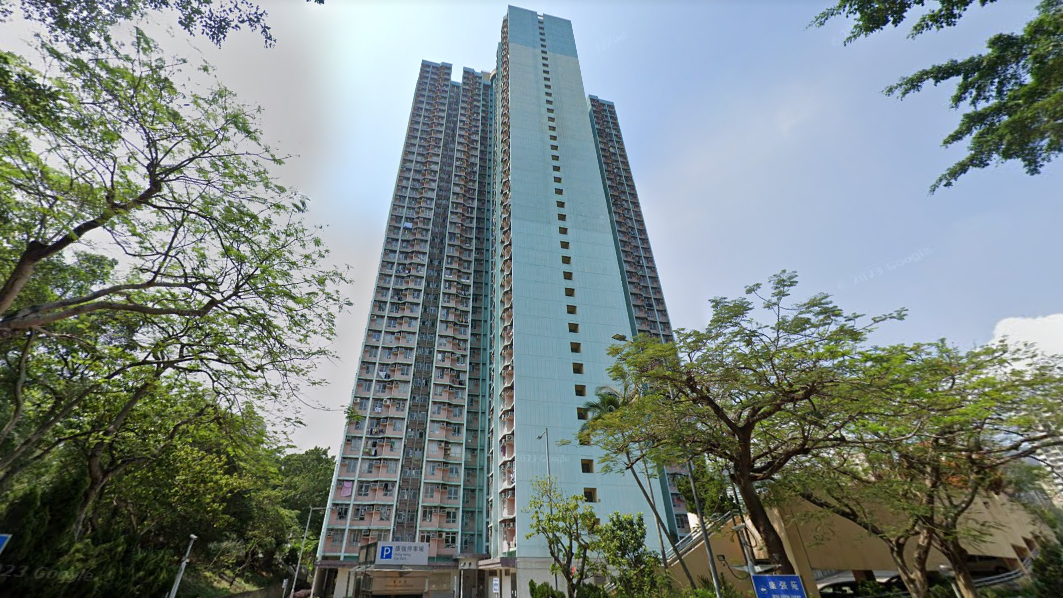 樂富單幢居屋康強苑再錄居二市場減價成交，兩房勁減兩成後，以465萬元沽出，呎價8,627元。