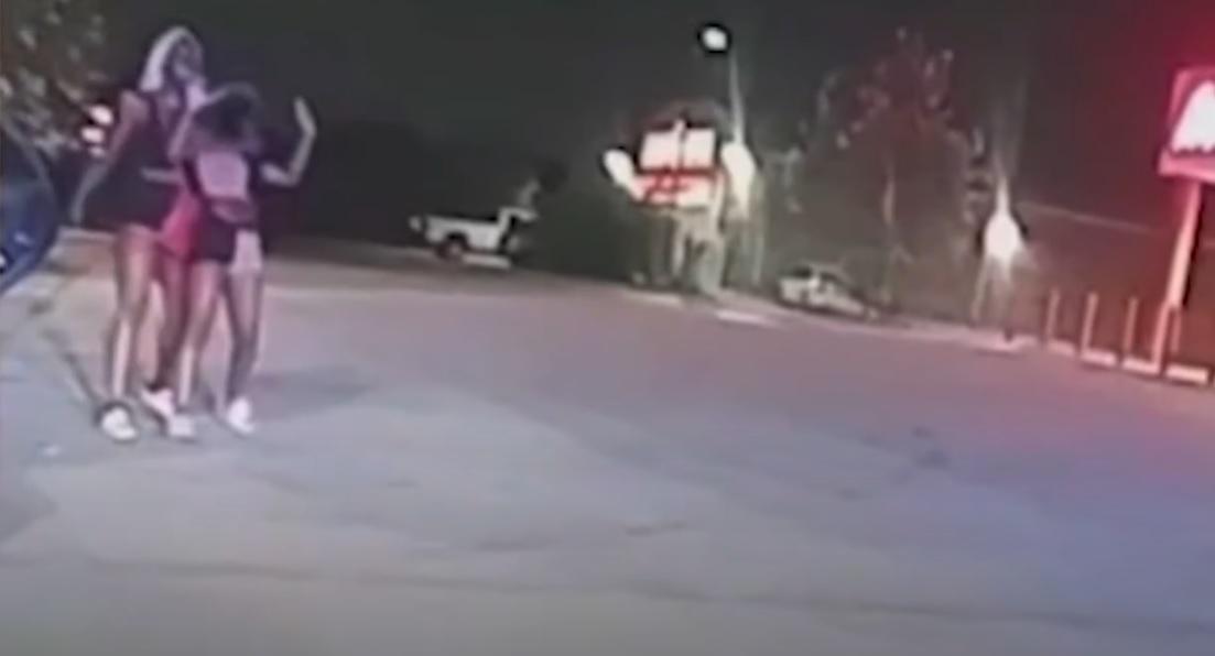 特內斯查猛掐女兒頸部，將她擋在身前作「人盾」，與警員對峙，少女嚇得舉手投降。(互聯網)