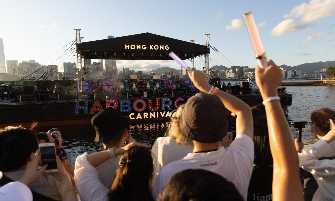 旅發局舉辦「開心香港」樂聚維港嘉年華，除有維港水上音樂會，亦有多個連串精彩節目沿海濱上演。