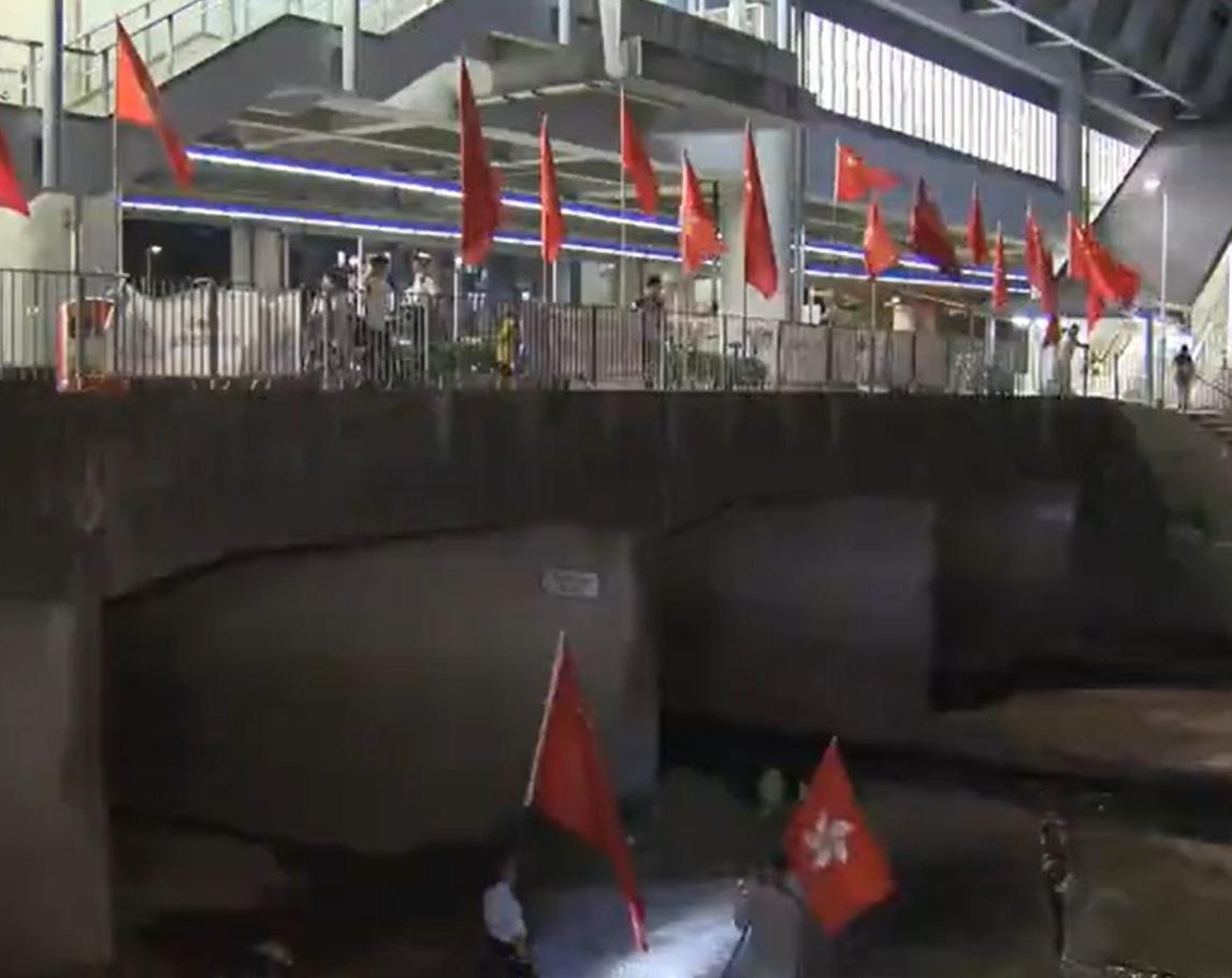 國旗區旗疑遭人丟落元朗明渠