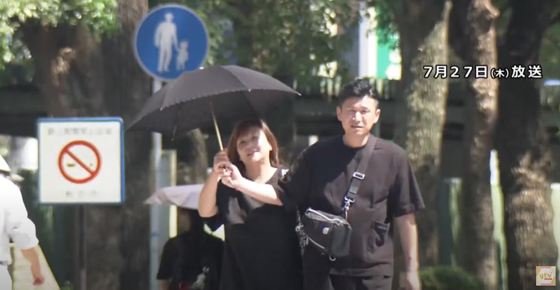 大阪酷熱，民眾撐傘遮擋猛烈陽光。(互聯網)