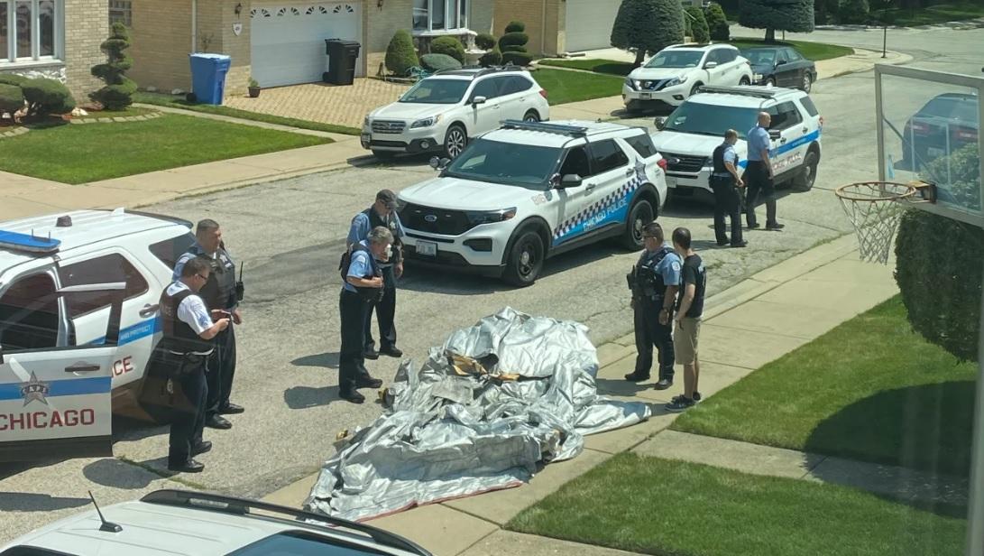 美國聯合航空客機逃生滑梯掉落到芝加哥民居的後院，警方等到場調查。(互聯網)