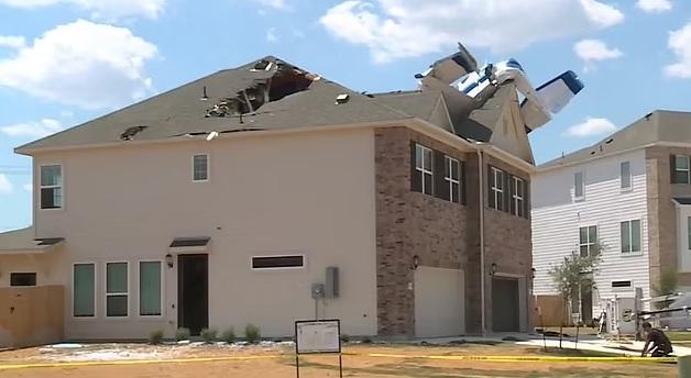 小型飛機在民房屋頂墜毀，機身變成廢鐵。(互聯網)