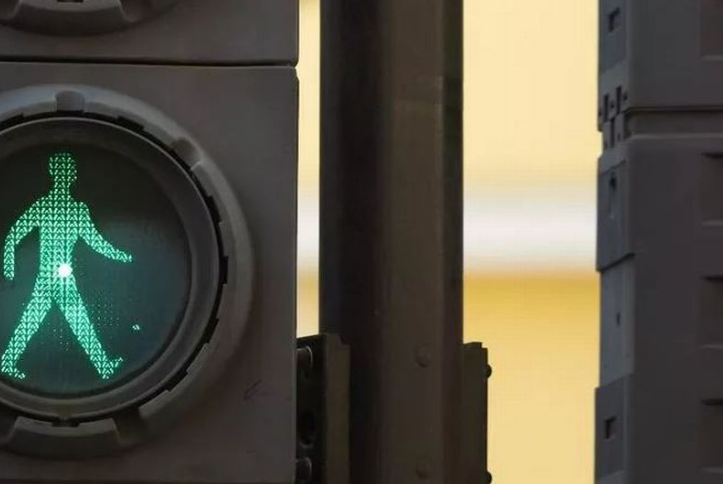 英國人愈黎愈肥 過唔切馬路 行人「綠燈公仔」要加時