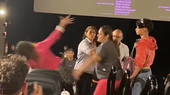 網上熱話｜睇戲難忍女童玩手機 巴辣師奶投訴 被女童野蠻祖母一下擊飛(有片)