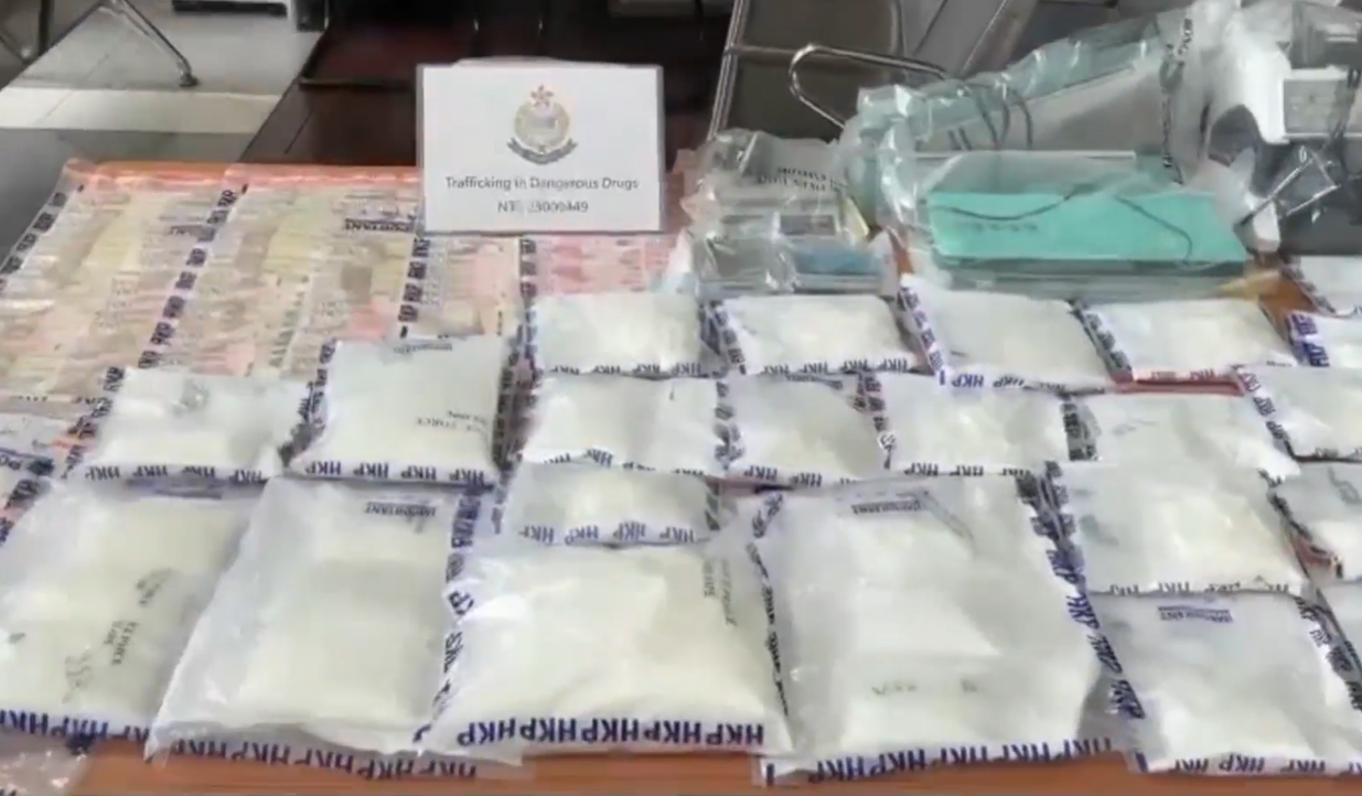 警方檢獲懷疑毒品K仔及包裝工具。