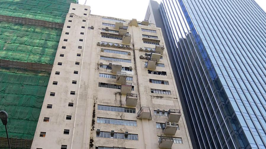 黃竹坑香華工業大廈高層A室單位，面積約有3,534方呎，以意向價2,250萬元放售。據悉，女星關之琳亦是該廈業主，擁有兩伙全層單位。