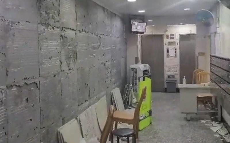 旺角住宅大廈大堂塌牆磚，險擊中保安。(電視截圖)