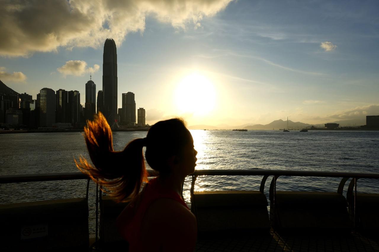 酷熱天氣警告生效，市區最高約33度，新界再高一兩度。(資料圖片)