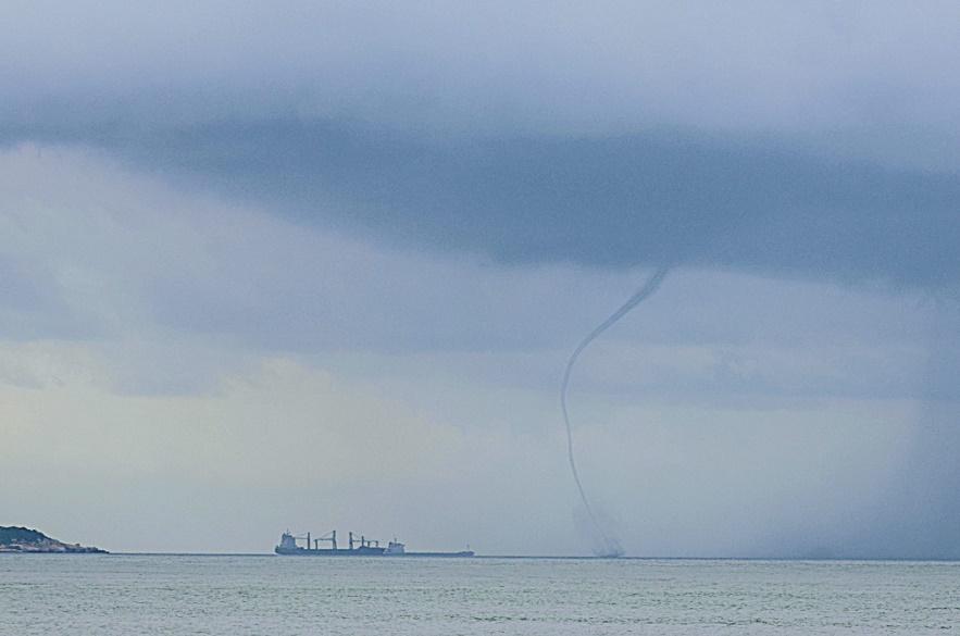 索罟群島附近有水龍卷，網民：難得親眼睇一次。(香港風景攝影會@FB)