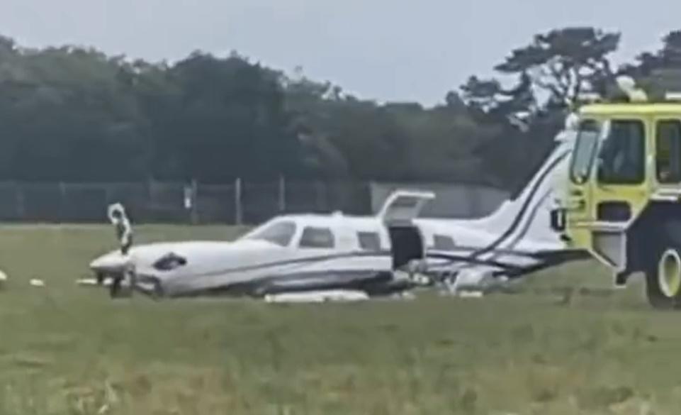 機師空中昏迷，女乘客頂硬上驚險降落。(Twitter)