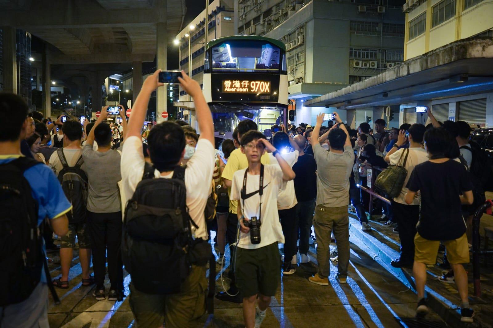 大批巴士迷到長沙灣總站搭新巴尾班車。(李睿哲攝)