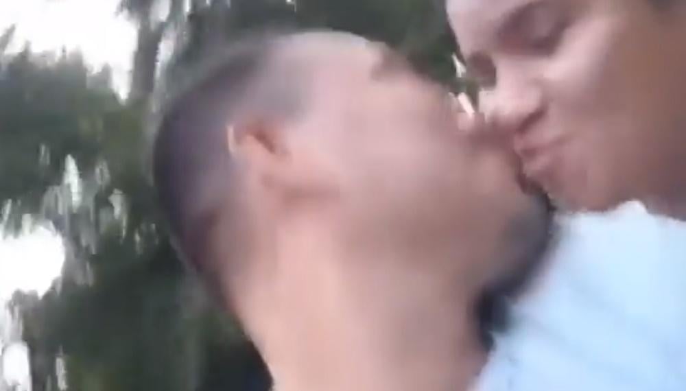 鐵騎男多次轉頭向女友索吻終炒車，從此天人永隔。(X)