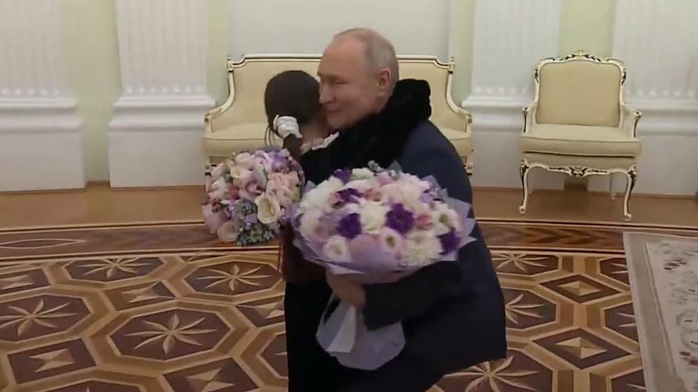 普京邀8歲童訪問展現慈祥一面，一起致電財長尋求經費。(Twitter)