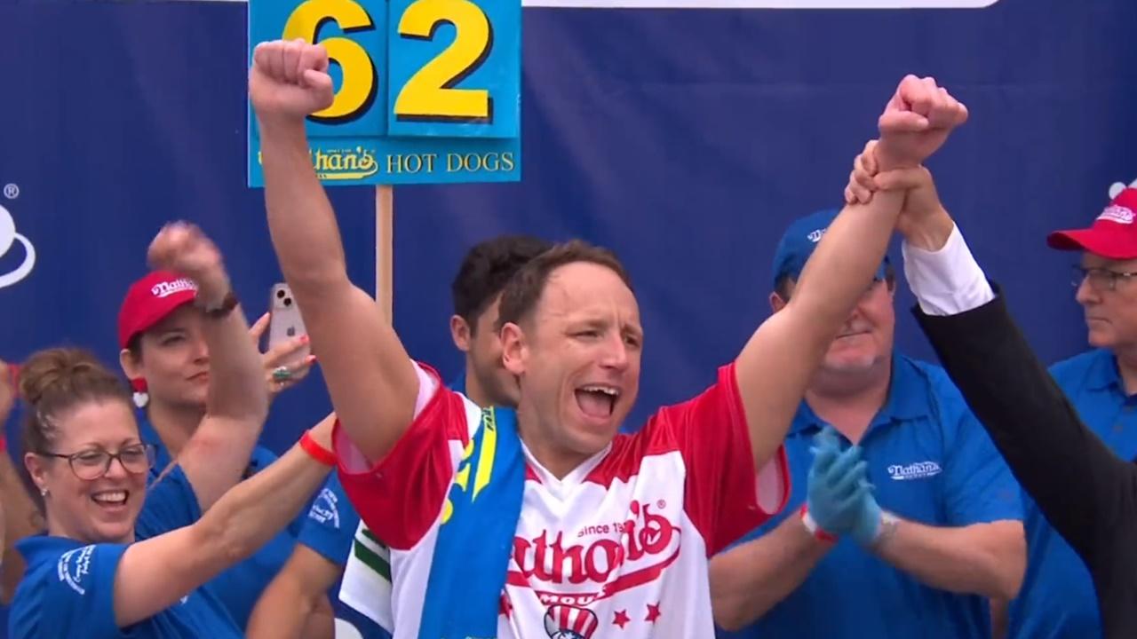 美國獨立日熱狗賽大胃王10分鐘吞62隻，第16次奪冠。(Twitter)