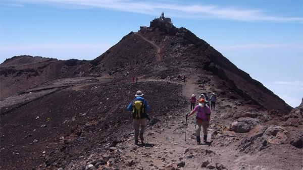 日本地方政府近期呼籲前往富士山遊客避免「彈丸登山」。(網上圖片)