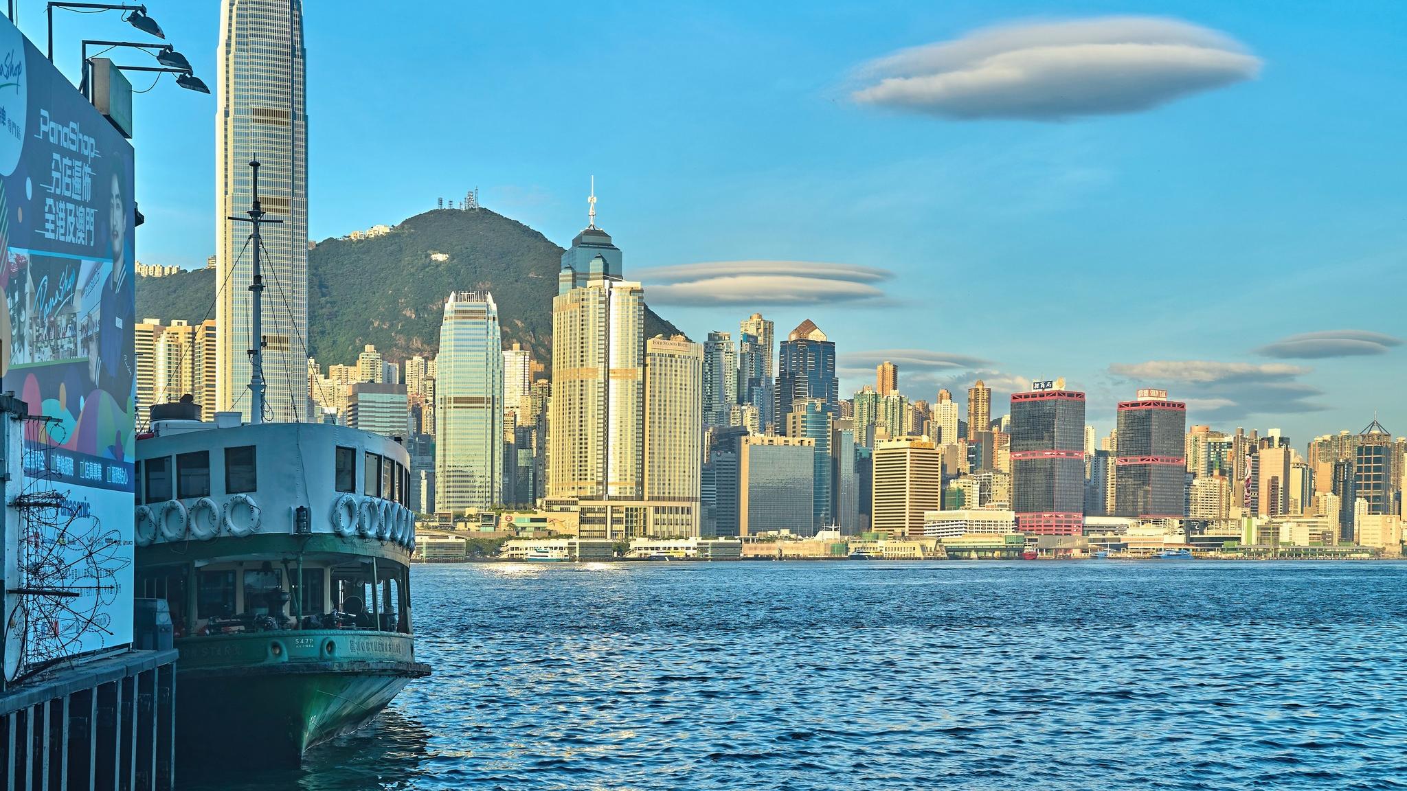 網上熱話｜維港上空再現「UFO」　天文台再解釋