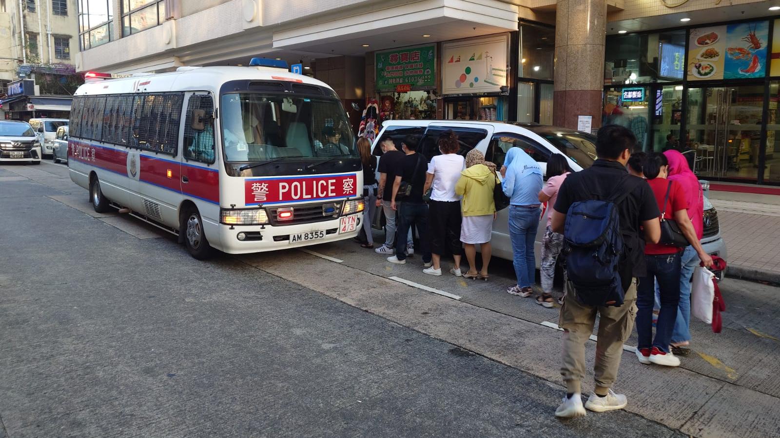 警方在上水搗破懷疑非法百家樂賭檔，拘捕38人。(警方提供)