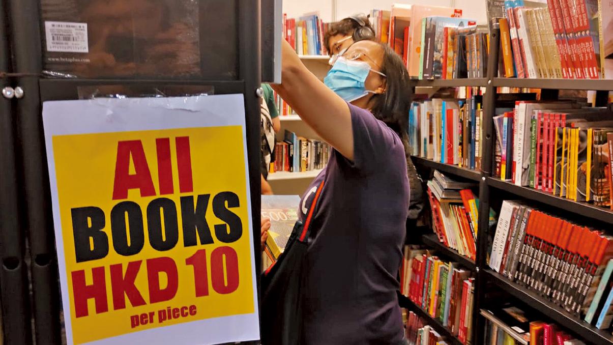 香港書展今午結束 旅遊書大平賣 低至十蚊兩本
