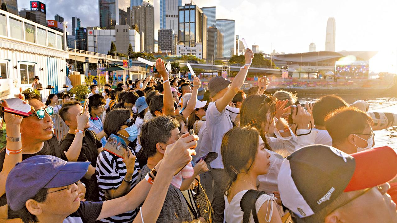 「樂聚維港嘉年華」續上演 市民︰體感及氣氛均熱爆