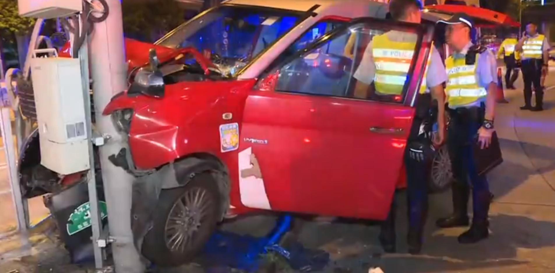 新蒲崗73歲的士司機疑駕駛時暈倒 撞欄撼燈柱昏迷　女乘客受傷