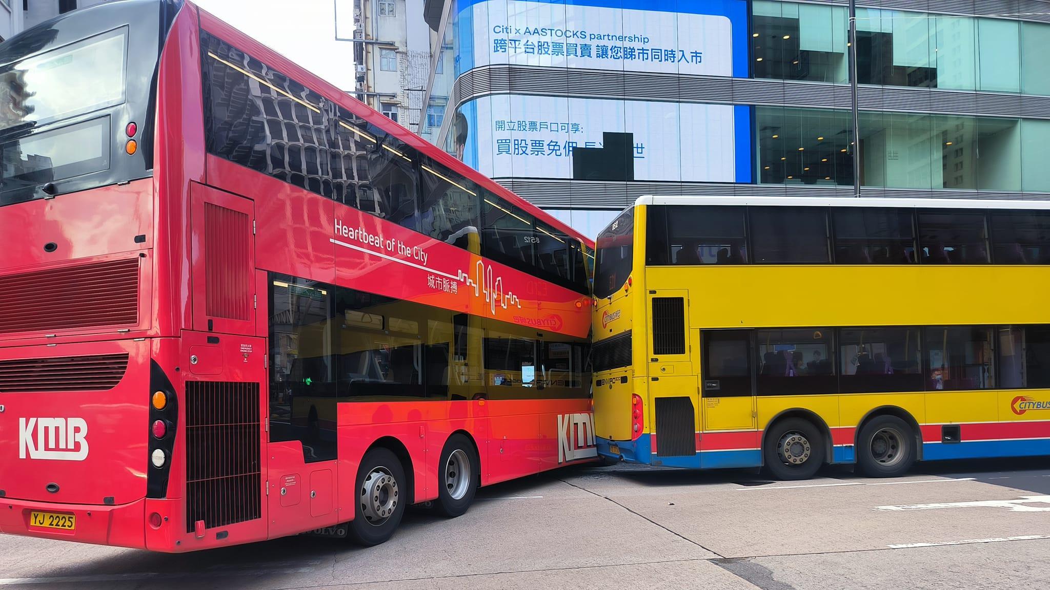 旺角亞皆老街九巴城巴相撞，交通一度受阻。(香港突發事故報料區fb圖片)