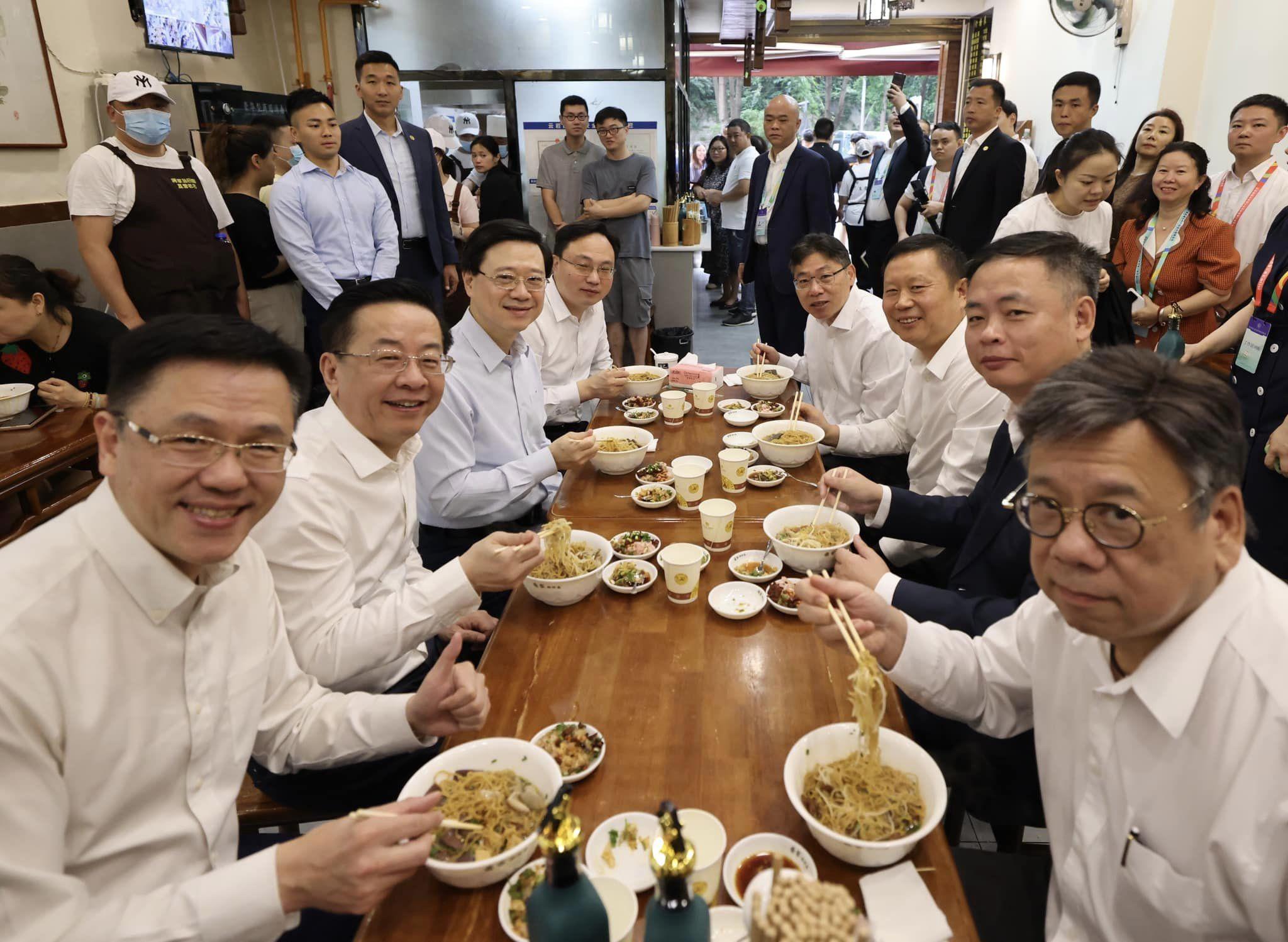 Ray Online｜李家超品嘗地道貴州早餐「腸旺麵」