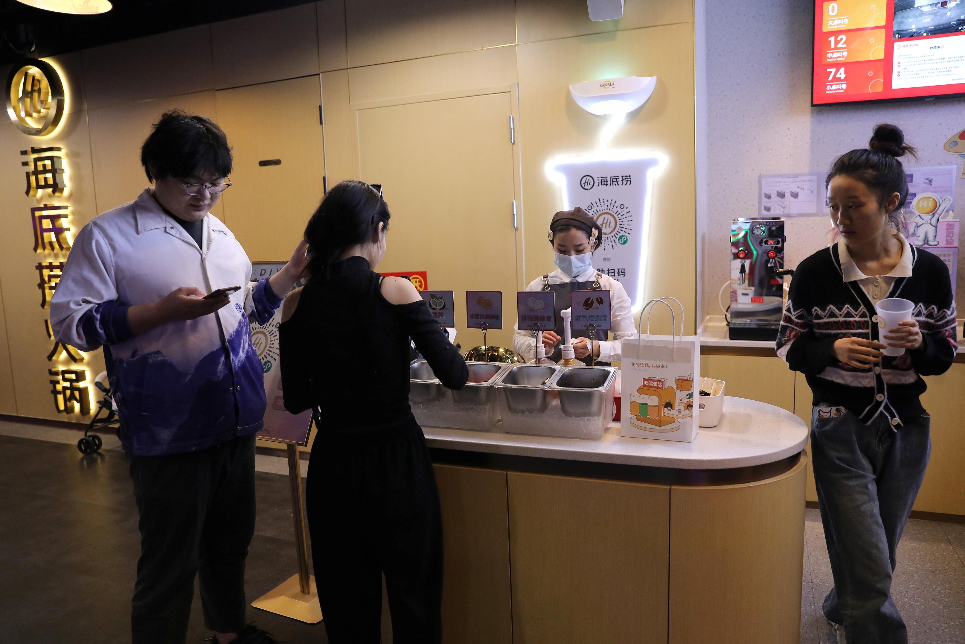 盈利預告｜海底撈盈喜 中期料多賺30倍