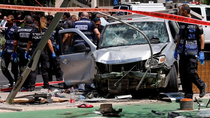 特拉維夫發生汽車闖行人路撞人的襲擊。(路透社)