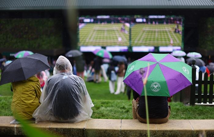 溫布頓網球賽受天雨影響。(路透社)