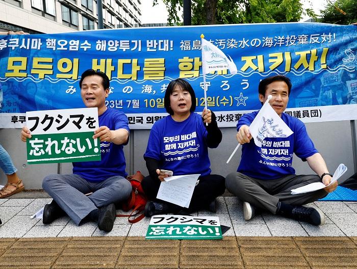 南韓反對派與漁民代表到日本示威。(路透社)