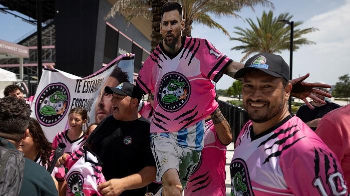 邁亞密球迷在等待美斯來投。(路透社)