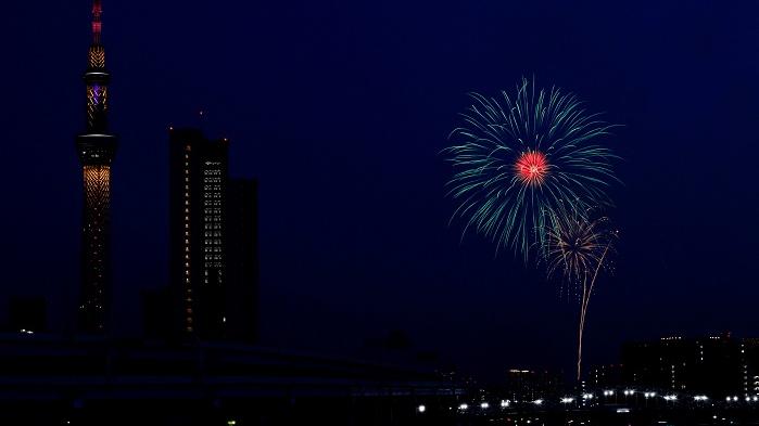東京的隅田川煙花大會相隔4年再開。(路透社)