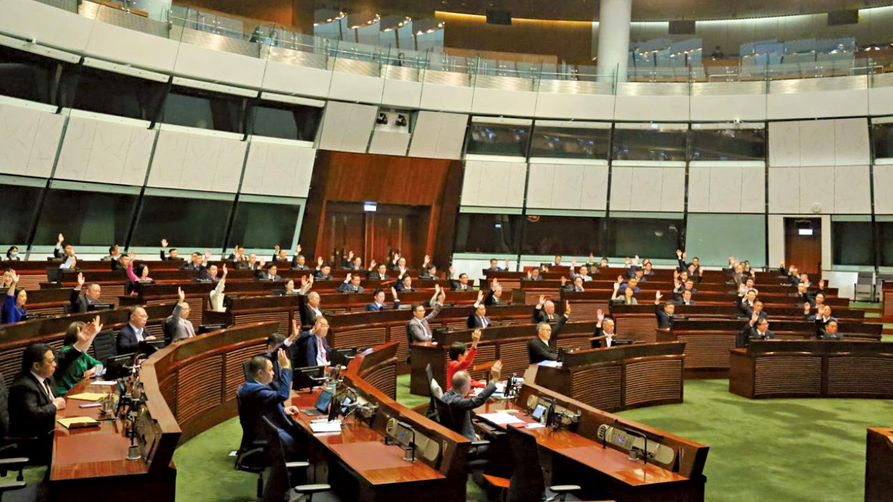 立法會全票通過區議會改革 麥美娟：多年政治鬧劇畫下「終止符」