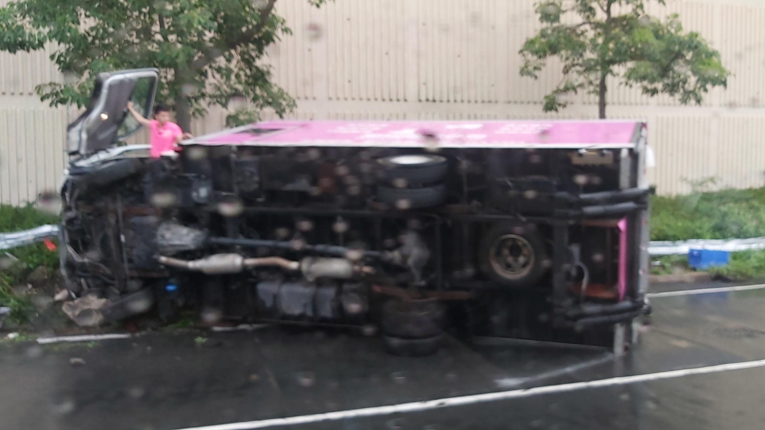 龍翔道有密斗貨車翻側，司機自行爬出車廂。(車Cam L香港群組fb圖)
