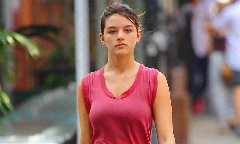 湯告魯斯17歲女兒Suri人字拖出巡 《職工7》預蝕2億美元