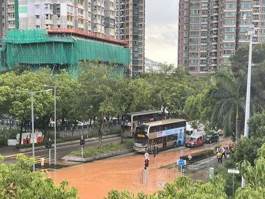 上水百和路爆水管泥水噴泉比成年男子高，多條九巴線改道。（fb「北區之友」圖片）