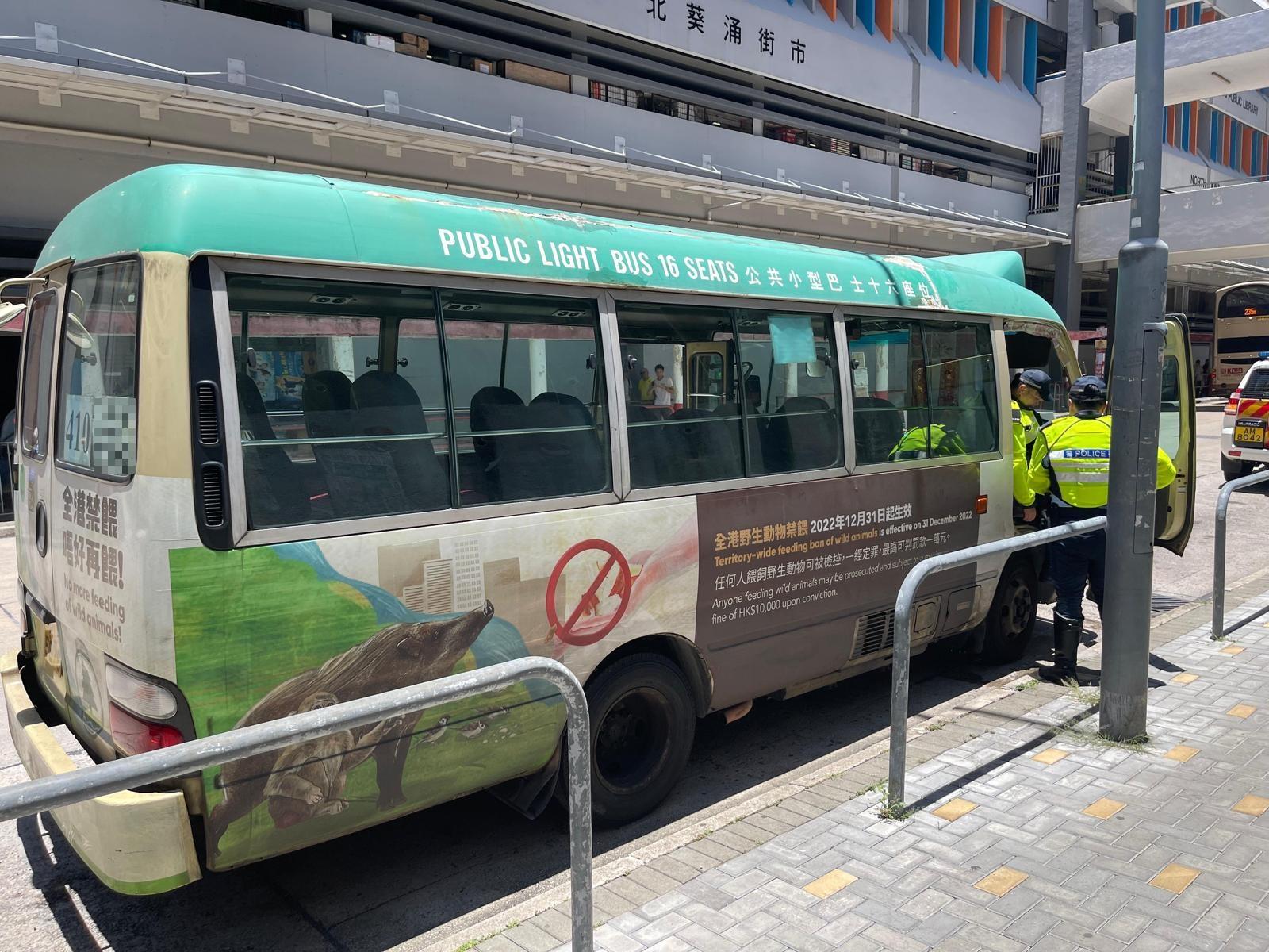 警設路障打擊公共服務車輛違例　扣查30輛嚴重殘缺小巴的士