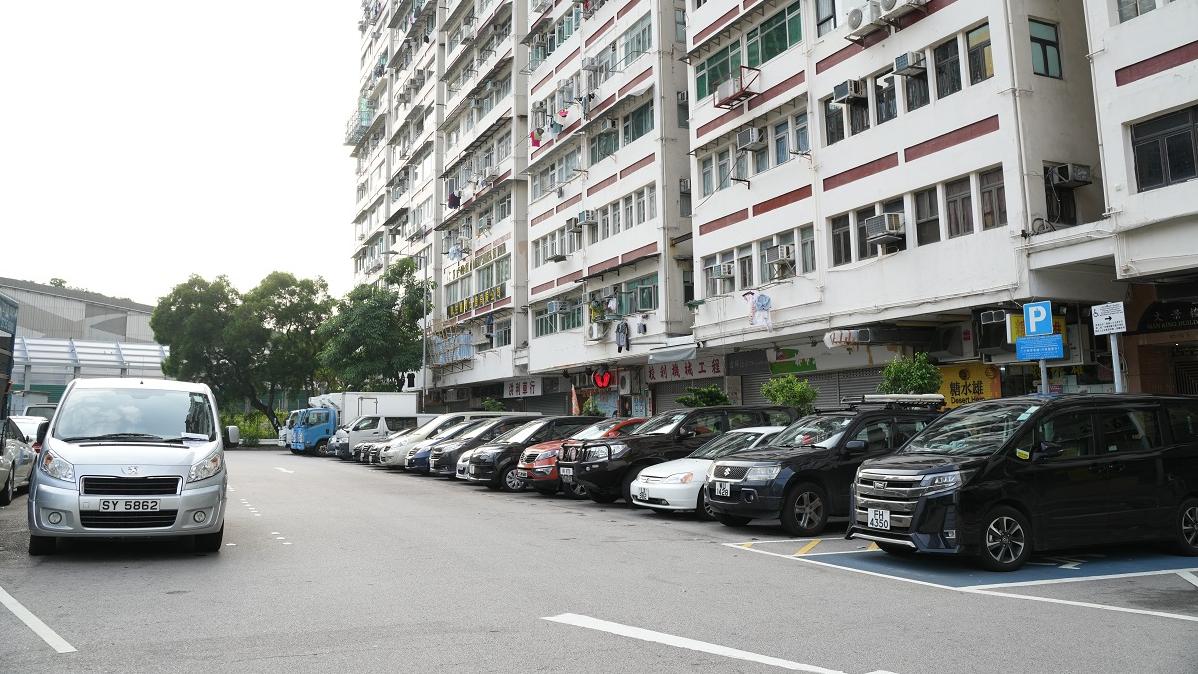 政府無意就私家車和電單車的泊車位數目制訂硬性指標。(資料圖片／陳奕釗攝)
